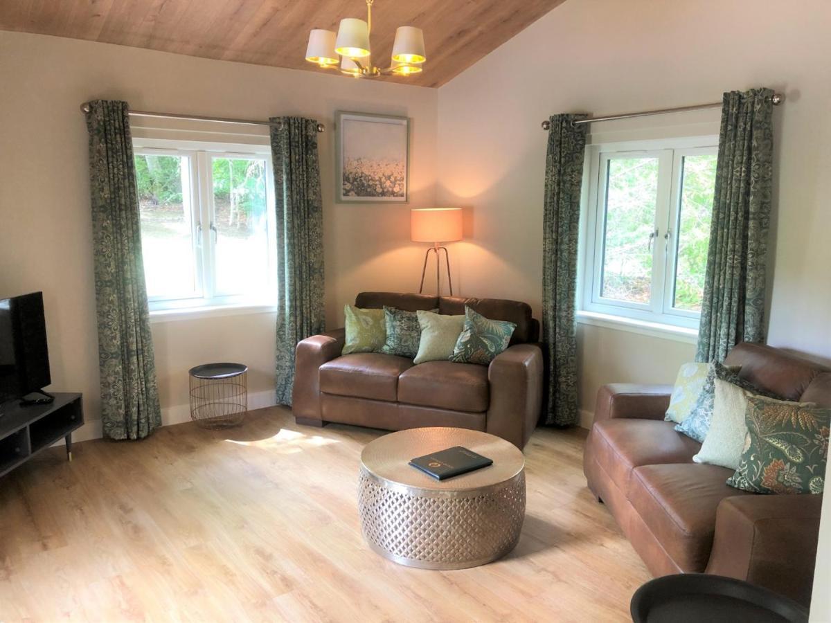 Breckland Lodge 2 With Hot Tub Belladrum Buitenkant foto